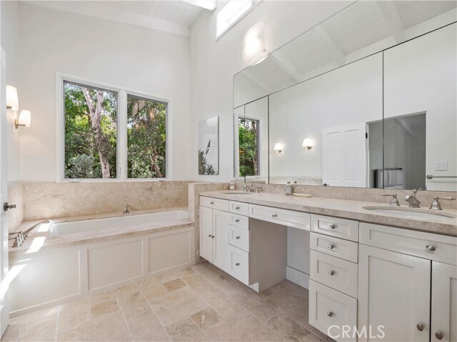 Building Photo - 3635 Serra Rd
