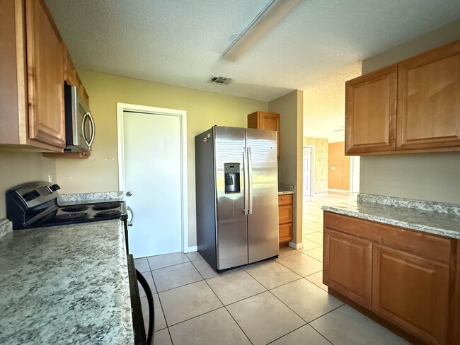 Building Photo - 1997 SE Burgundy Ln