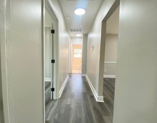 Building Photo - 2140 Silverdale Rd