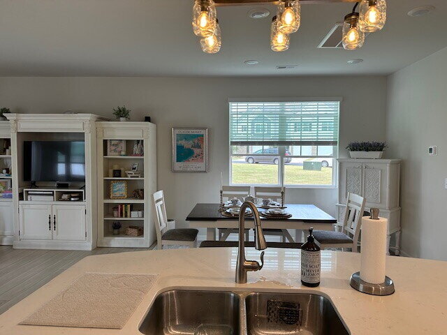 Building Photo - Beautiful 3 bedroom townhome with backyard space in Pendleton