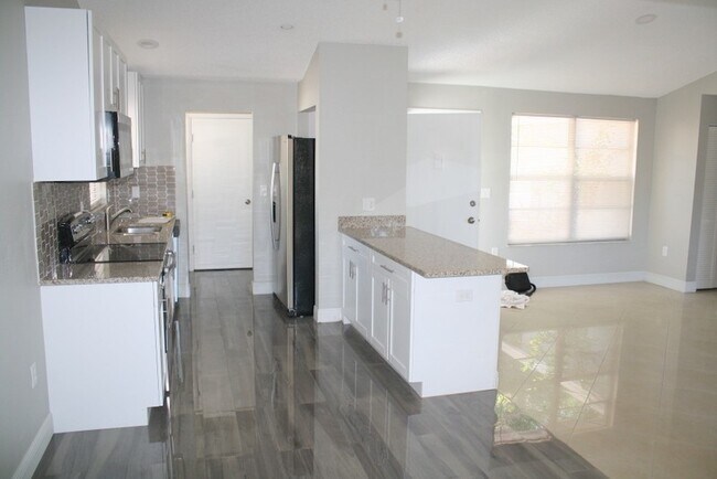 Building Photo - Beautifully updated over size 2 bed 2 bath 1 car garage home!