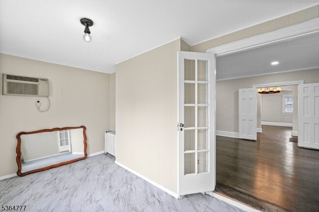 Building Photo - 656 Park Ave