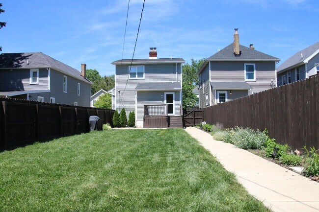 Building Photo - 723 Siebert St