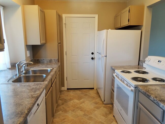 Building Photo - Tri-Level 3 Bedroom 2 Bath Large Backyard ...