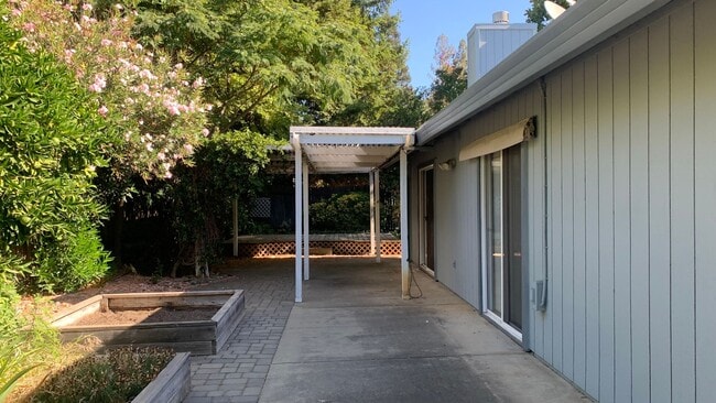Building Photo - Adorable well maintained 3 bedroom 2 bath ...