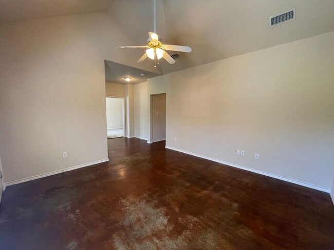 Building Photo - (( SUMMER SPECIAL!!)) Lovely 3/2 Duplex Ho...