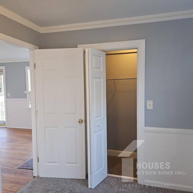 Building Photo - 7 Edwards St