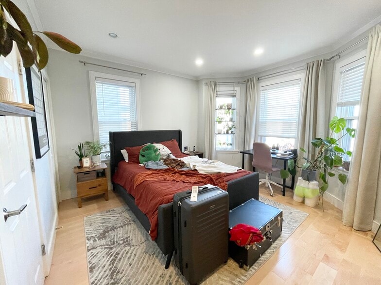 Building Photo - 102 Buttonwood St