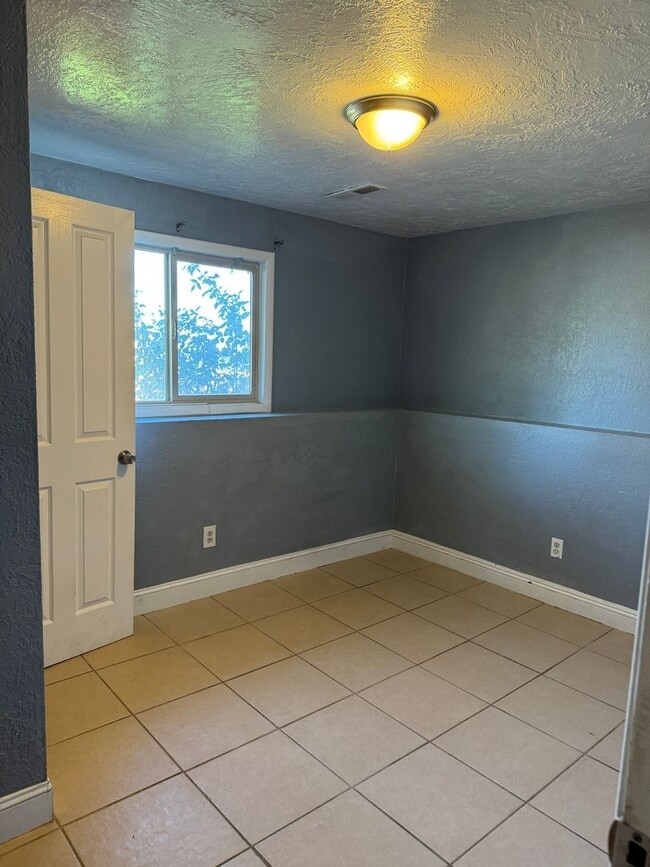 Building Photo - Beautiful 4-Bedroom, 2-Bath Home with Clas...
