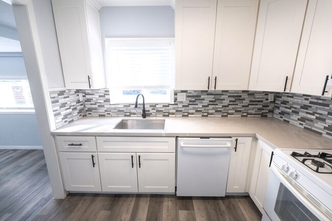 Building Photo - Ready for showing on 6-25-25    3BR/1BA - ...