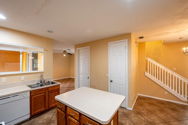 Building Photo - 2567 SE Ruskin Dr