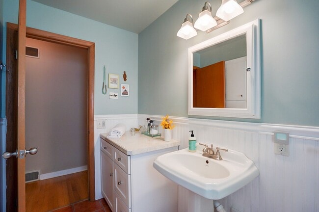 Building Photo - Charming West Side Single Family Home with Mid Century Modern feel