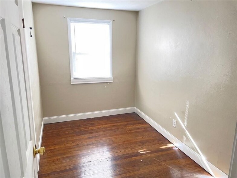 Bed 3 - 2617 E 6th St