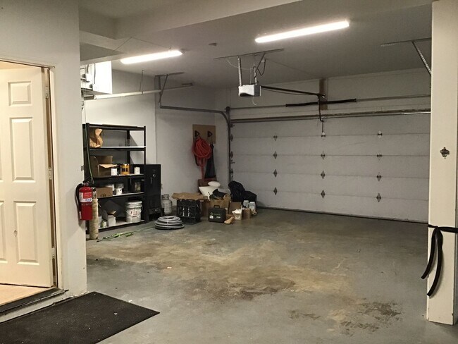 Building Photo - For Rent - Exceptional Murrayhill Location...