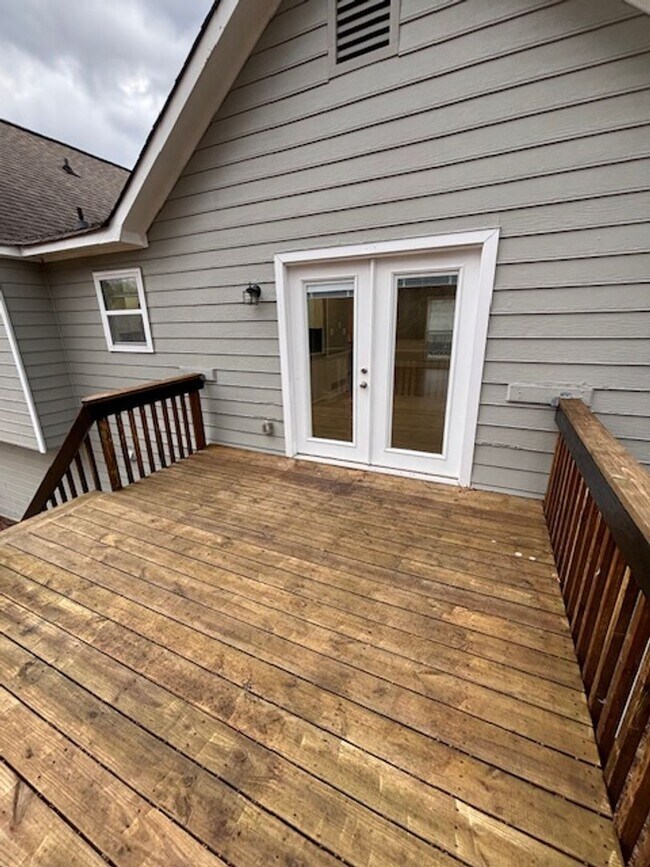 Building Photo - Updated Remodeled Large Open Split-Level Home with Full Finished Basement!