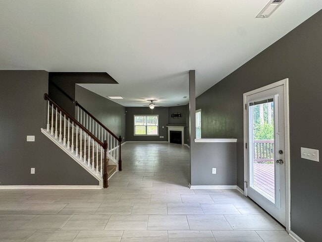 Building Photo - Gorgeous 3 Bed 2.5 Bath Plus Loft Home on ...