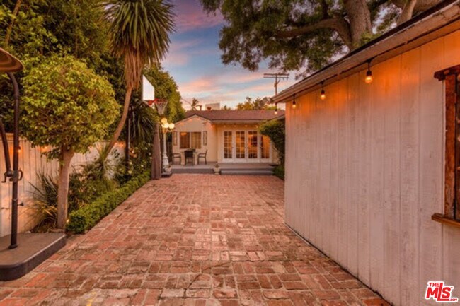 Building Photo - 1210 S Bedford Dr