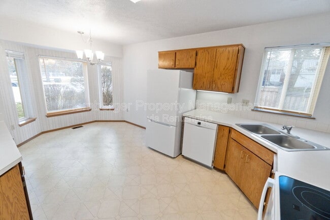 Building Photo - 1603 E 33rd Ave