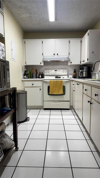Building Photo - 2735 W 52nd St