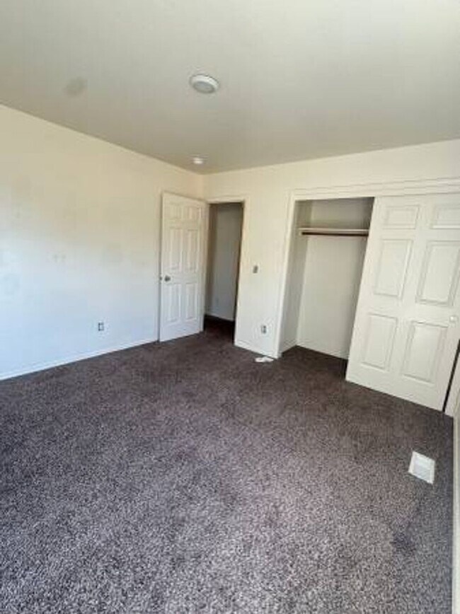 Building Photo - 1120 S Fern St
