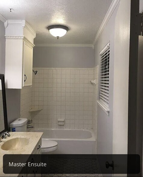 Master bathroom - 1727 Tanglewood Ct