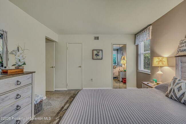 Building Photo - 1504 Summit Pointe