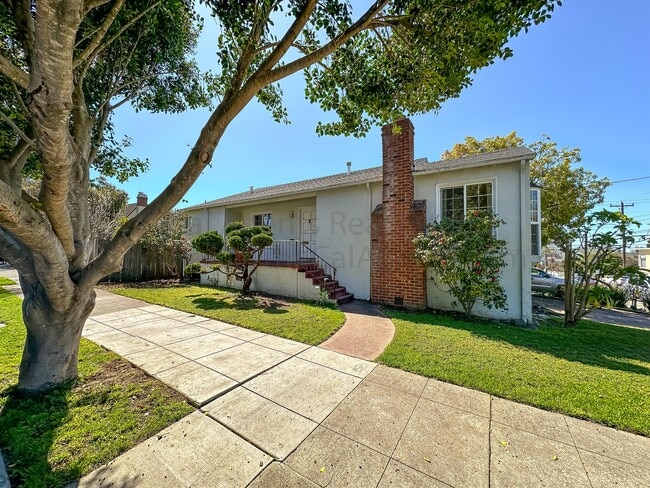 Building Photo - 4048 Maple Ave