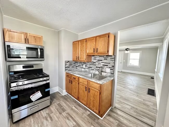 Building Photo - 1363 E 15th St