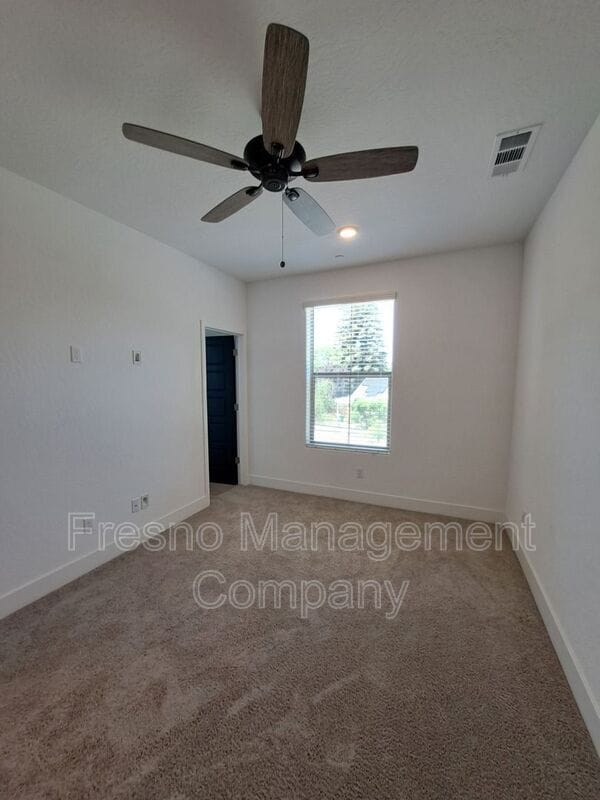 Building Photo - 524 W Balsam Ln