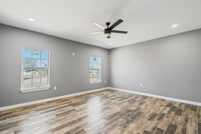 Building Photo - 601 Ave V
