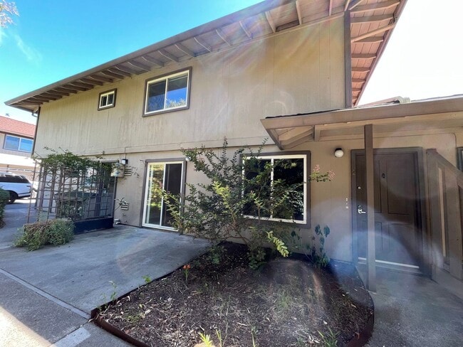 Building Photo - 820 Villa Ln