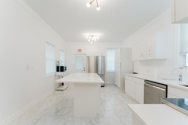 Building Photo - 700 E Palmetto Park Rd