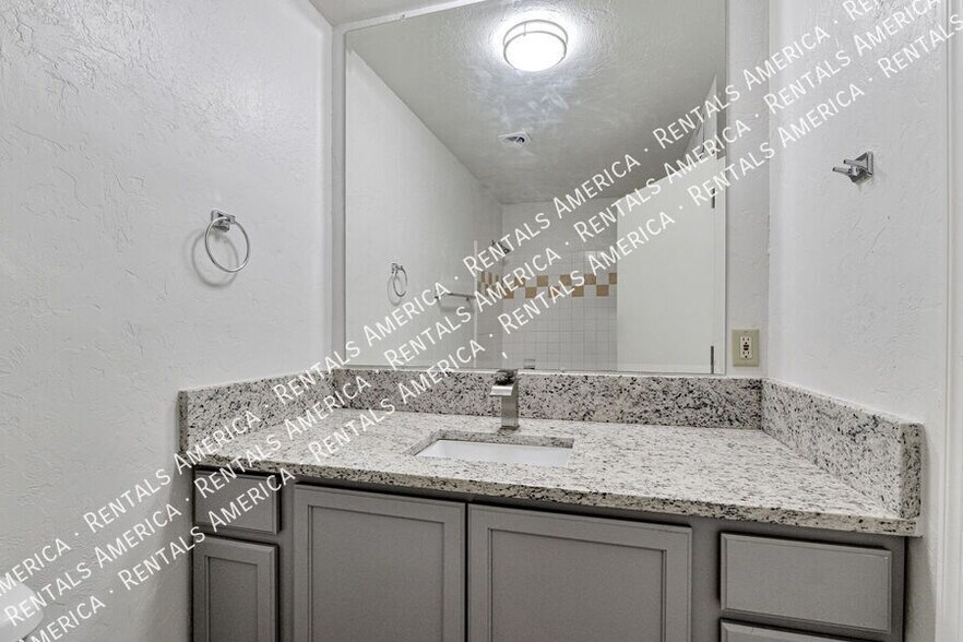 Building Photo - 2810 W Carnauba St