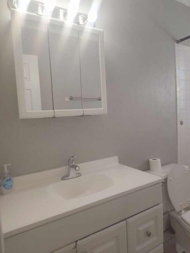 Building Photo - 868 Clarks Ln