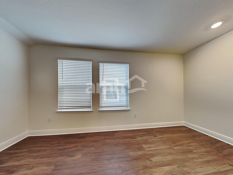 Building Photo - 27695 St Andrews Ave