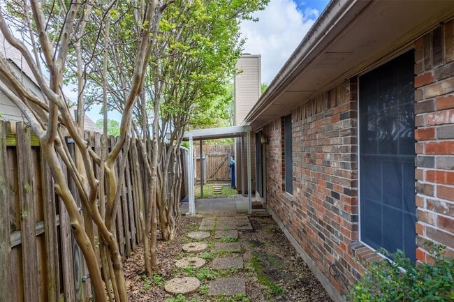 Building Photo - 1902 Lee Dr