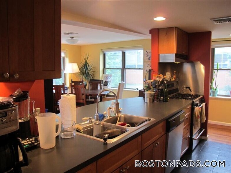 Building Photo - 197 Sidney St