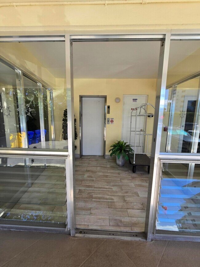 Building Photo - 60 Venetian Dr