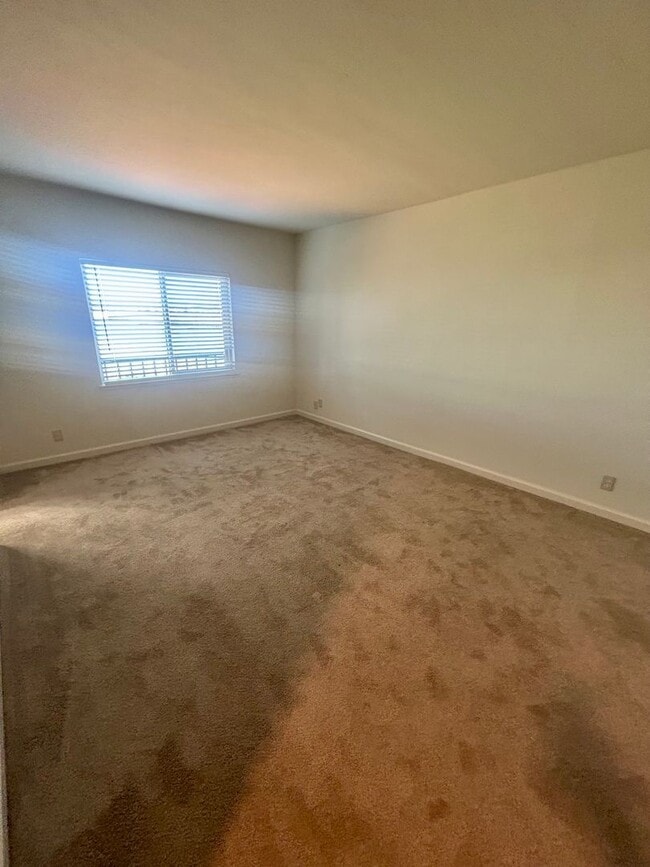 Building Photo - Marina Gardens Townhouse!  End unit, excel...