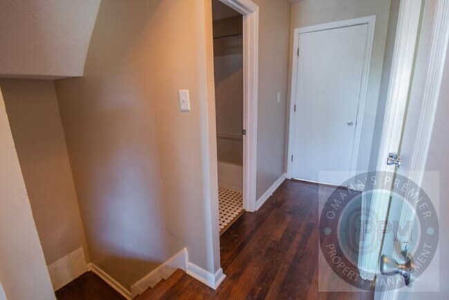 Building Photo - TRISARA 3129/3131 CASS ST