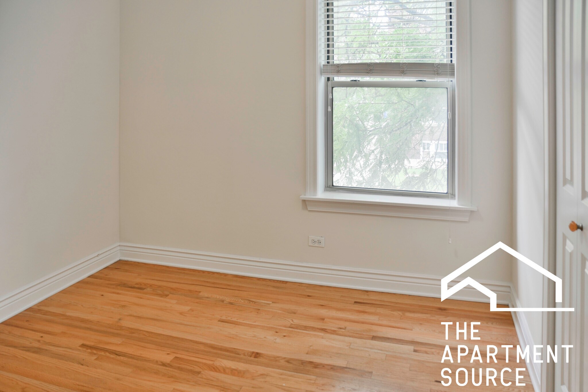 Building Photo - 1210 W Waveland Ave