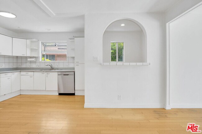 Building Photo - 8333 Glencrest Dr