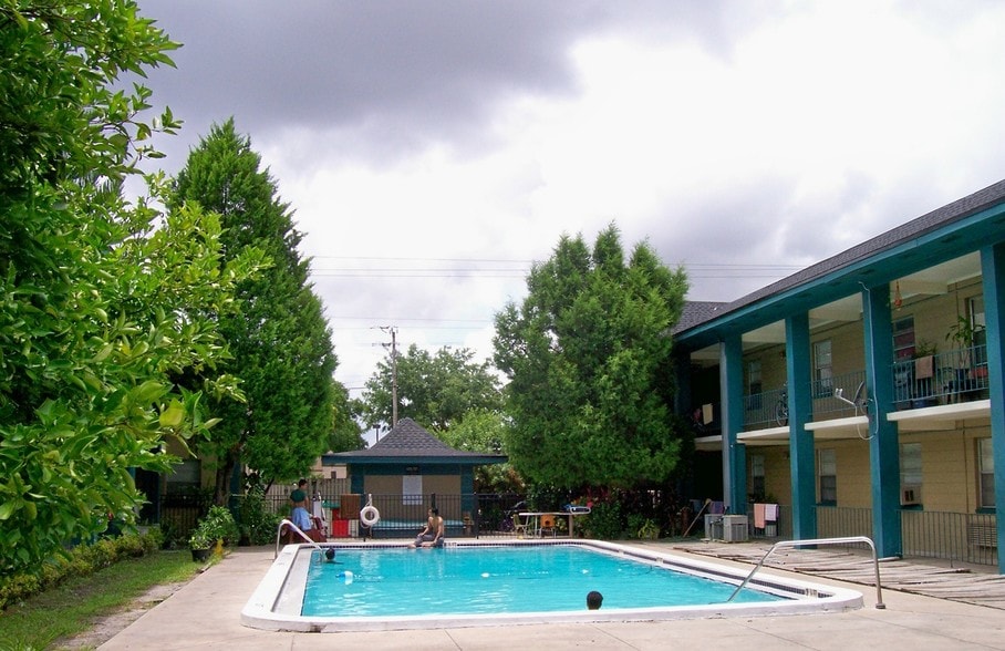 Pool - Monterey Palms Apartments