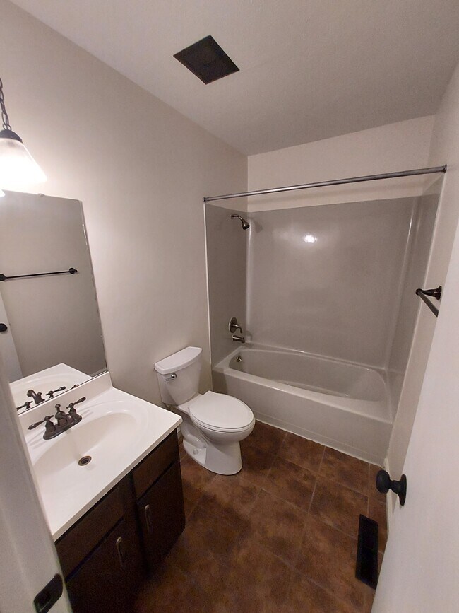 Main bathroom - 801 Dondee Dr