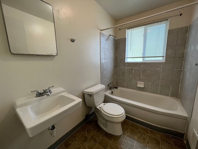 Building Photo - 4560 Everett Ct