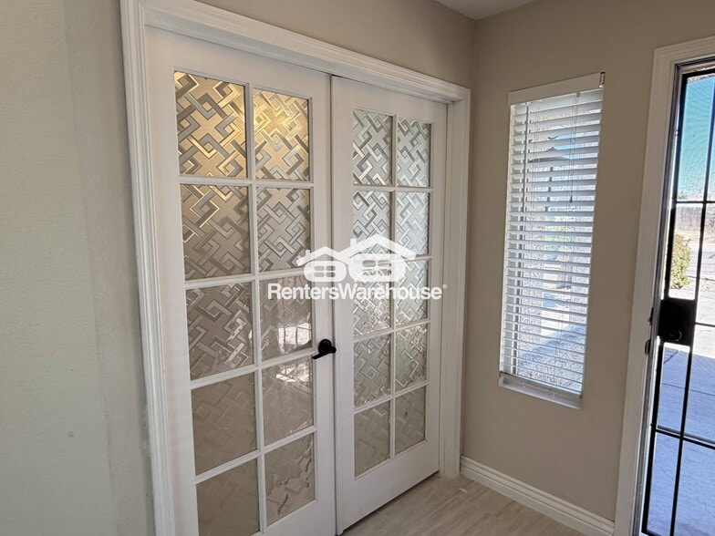 Building Photo - 2023 E Paradise Ln