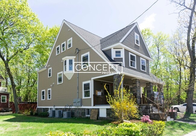 Building Photo - 64 Gordon St