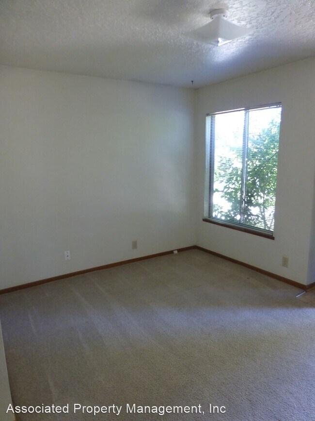 Building Photo - 2 br, 1 bath House - 2402 16th. Ave.