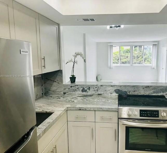 Building Photo - 1333 E Hallandale Beach Blvd