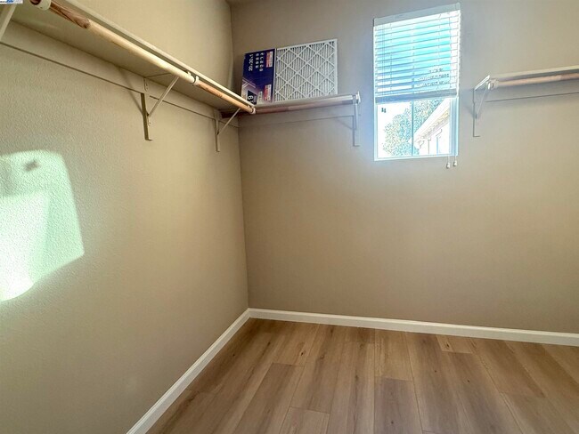 Building Photo - 137 W Questa Trail